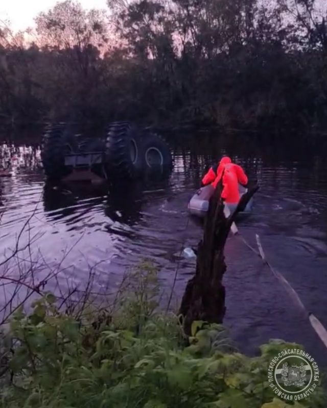 Болотоход с пятью людьми перевернулся в озере Прокоп в Томской области Болотоход с пятью людьми перевернулся в озере Прокоп в Томской области