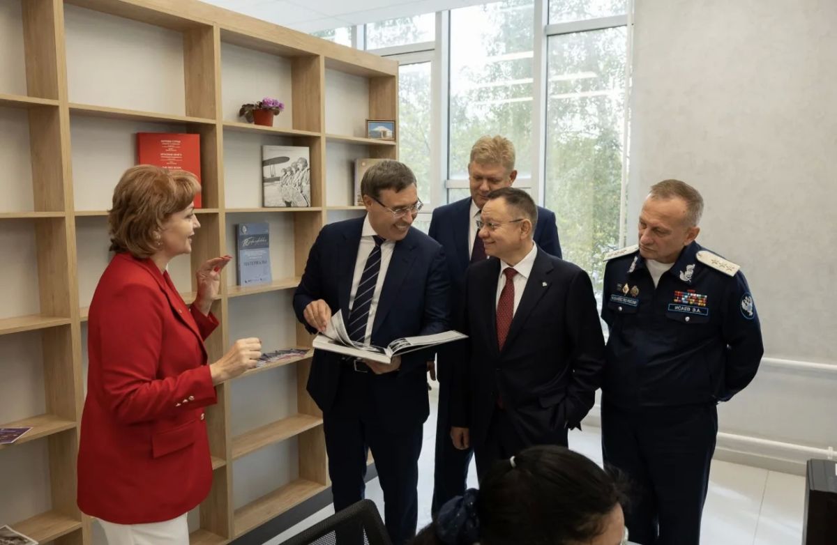 Глава Минстроя России Ирек Файзуллин ознакомился с проектом модернизации Государственной публичной научно-технической библиотеки Сибирского отделения Российской академии наук (ГПНТБ СО РАН) в рамках рабочей поездки в... Глава Минстроя России Ирек Файзуллин ознакомился с проектом модернизации Государственной публичной научно-технической библиотеки Сибирского отделения Российской академии наук (ГПНТБ СО РАН) в рамках рабочей поездки в...
