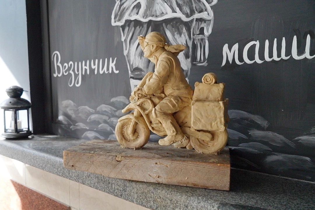 Везунчик-машинист: бронзовый талисман появился на вокзале в Новосибирске Везунчик-машинист: бронзовый талисман появился на вокзале в Новосибирске