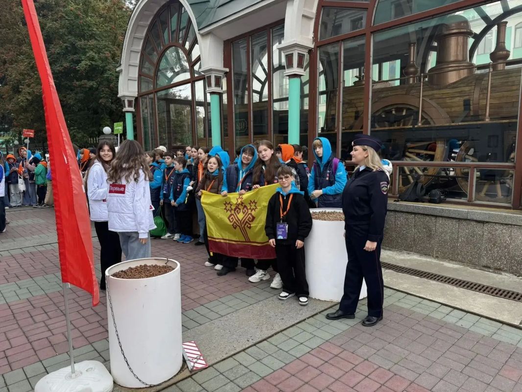 В Красноярске, Новосибирске и Омске транспортные полицейские встретили победителей Всероссийского проекта «Большая перемена», путешествующих специальным поездом через всю страну В Красноярске, Новосибирске и Омске транспортные полицейские встретили победителей Всероссийского проекта «Большая перемена», путешествующих специальным поездом через всю страну