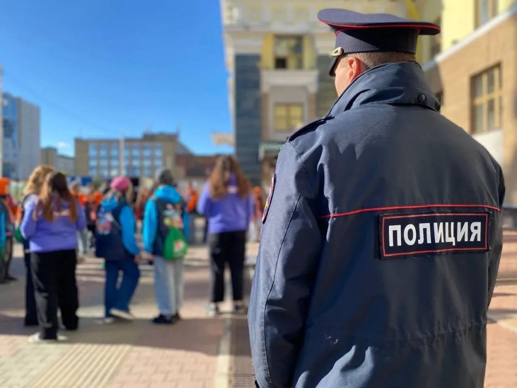 В Красноярске, Новосибирске и Омске транспортные полицейские встретили победителей Всероссийского проекта «Большая перемена», путешествующих специальным поездом через всю страну В Красноярске, Новосибирске и Омске транспортные полицейские встретили победителей Всероссийского проекта «Большая перемена», путешествующих специальным поездом через всю страну