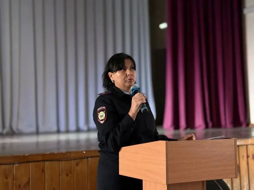 В Новосибирском электромеханическом колледже полицейские провели профилактическое мероприятие по противодействию экстремизму и терроризму В Новосибирском электромеханическом колледже полицейские провели профилактическое мероприятие по противодействию экстремизму и терроризму
