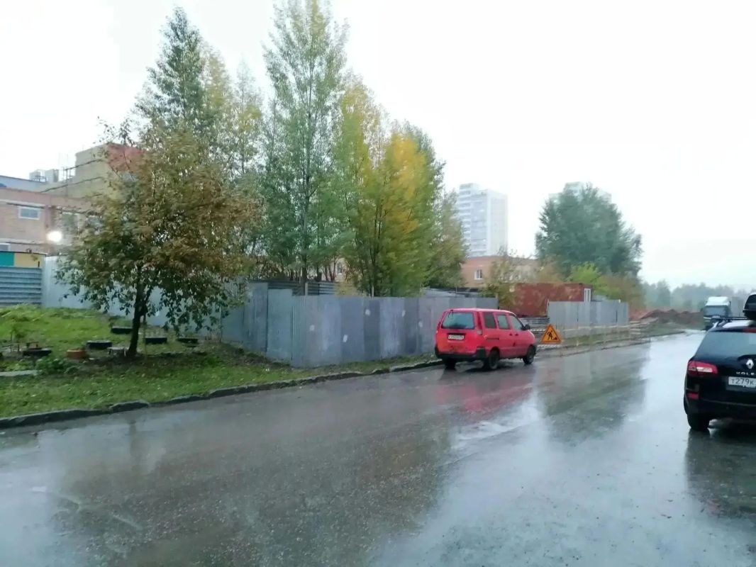 На улице Татьяны Снежиной строят ливневую канализацию для новой школы На улице Татьяны Снежиной строят ливневую канализацию для новой школы
