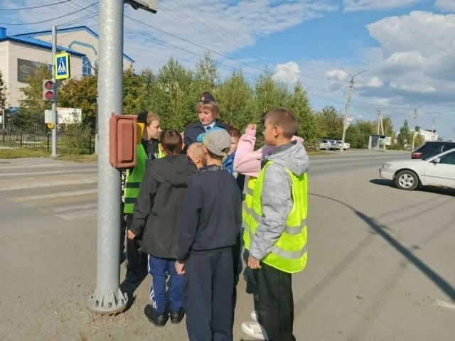 Безопасность детей — в приоритете: Отряд ЮИД «Светофорчики» Купинской школы-интерната №1 совместно с сотрудниками Госавтоинспекции провели профилактическую акцию Безопасность детей — в приоритете: Отряд ЮИД «Светофорчики» Купинской школы-интерната №1 совместно с сотрудниками Госавтоинспекции провели профилактическую акцию