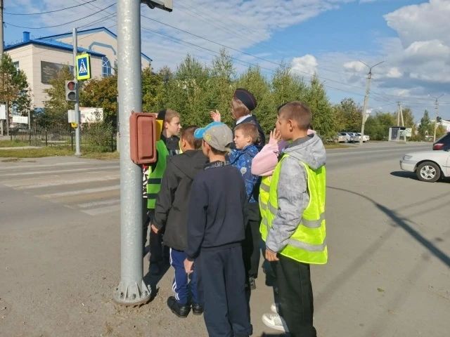 Безопасность детей — в приоритете: Отряд ЮИД «Светофорчики» Купинской школы-интерната №1 совместно с сотрудниками Госавтоинспекции провели профилактическую акцию Безопасность детей — в приоритете: Отряд ЮИД «Светофорчики» Купинской школы-интерната №1 совместно с сотрудниками Госавтоинспекции провели профилактическую акцию