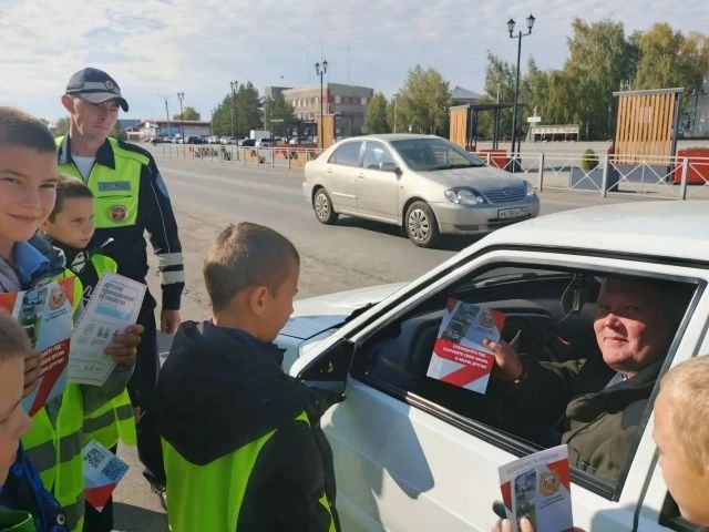 Безопасность детей — в приоритете: Отряд ЮИД «Светофорчики» Купинской школы-интерната №1 совместно с сотрудниками Госавтоинспекции провели профилактическую акцию Безопасность детей — в приоритете: Отряд ЮИД «Светофорчики» Купинской школы-интерната №1 совместно с сотрудниками Госавтоинспекции провели профилактическую акцию