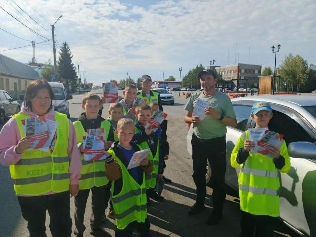 Безопасность детей — в приоритете: Отряд ЮИД «Светофорчики» Купинской школы-интерната №1 совместно с сотрудниками Госавтоинспекции провели профилактическую акцию Безопасность детей — в приоритете: Отряд ЮИД «Светофорчики» Купинской школы-интерната №1 совместно с сотрудниками Госавтоинспекции провели профилактическую акцию