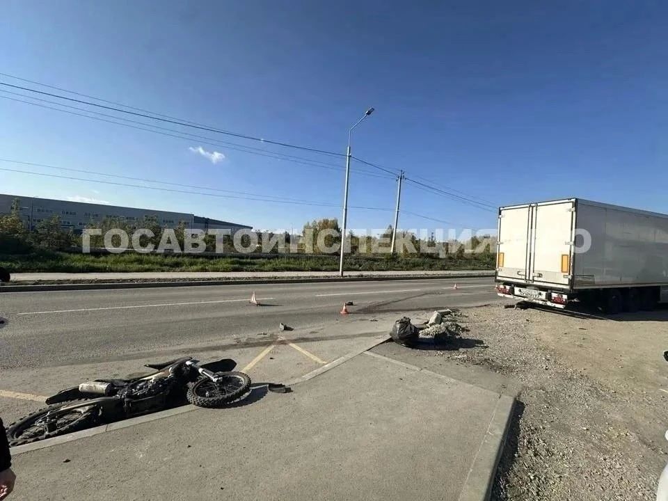 Мотоциклист погиб под колесами полуприцепа Мотоциклист погиб под колесами полуприцепа