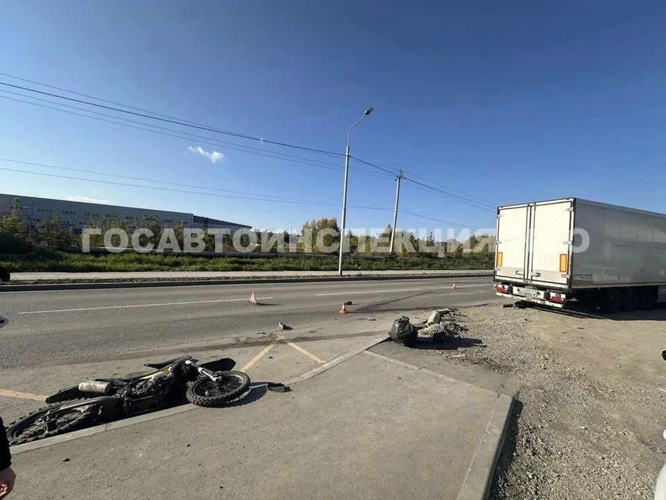 Внимание. В Калининском районе Новосибирска в результате ДТП погиб мотоциклист Внимание. В Калининском районе Новосибирска в результате ДТП погиб мотоциклист