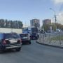 Перекрыли дорогу. На улице Троллейной в Новосибирске столкнулись ГАЗель и две легковушки