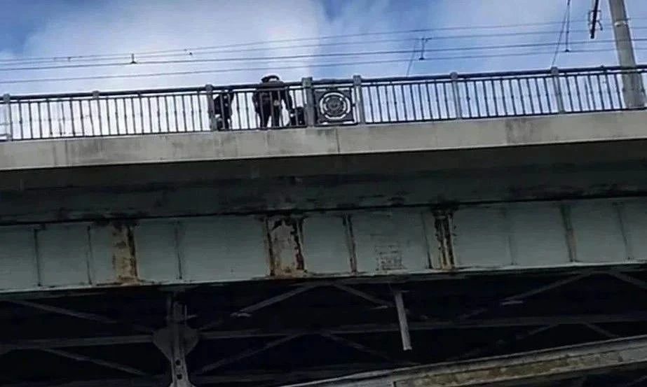 Спасатели предотвратили суицид на Октябрьском мосту