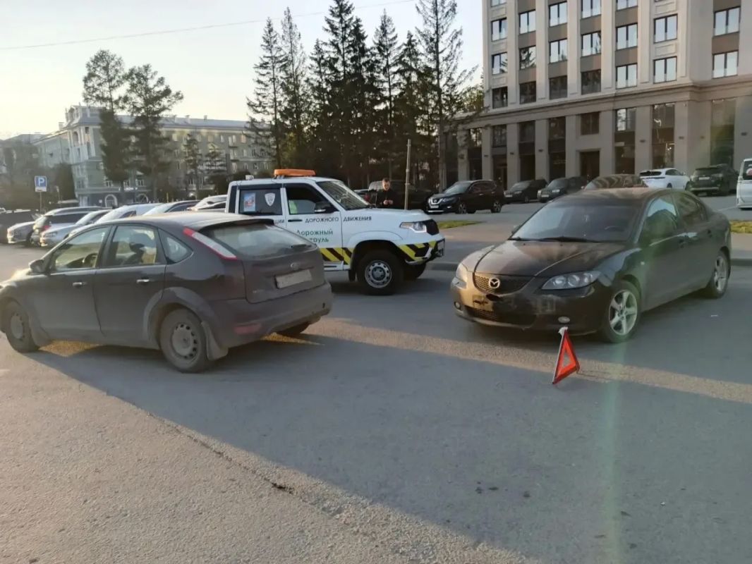 В Новосибирске экипаж дорожного патруля помог беременной женщине после ДТП В Новосибирске экипаж дорожного патруля помог беременной женщине после ДТП
