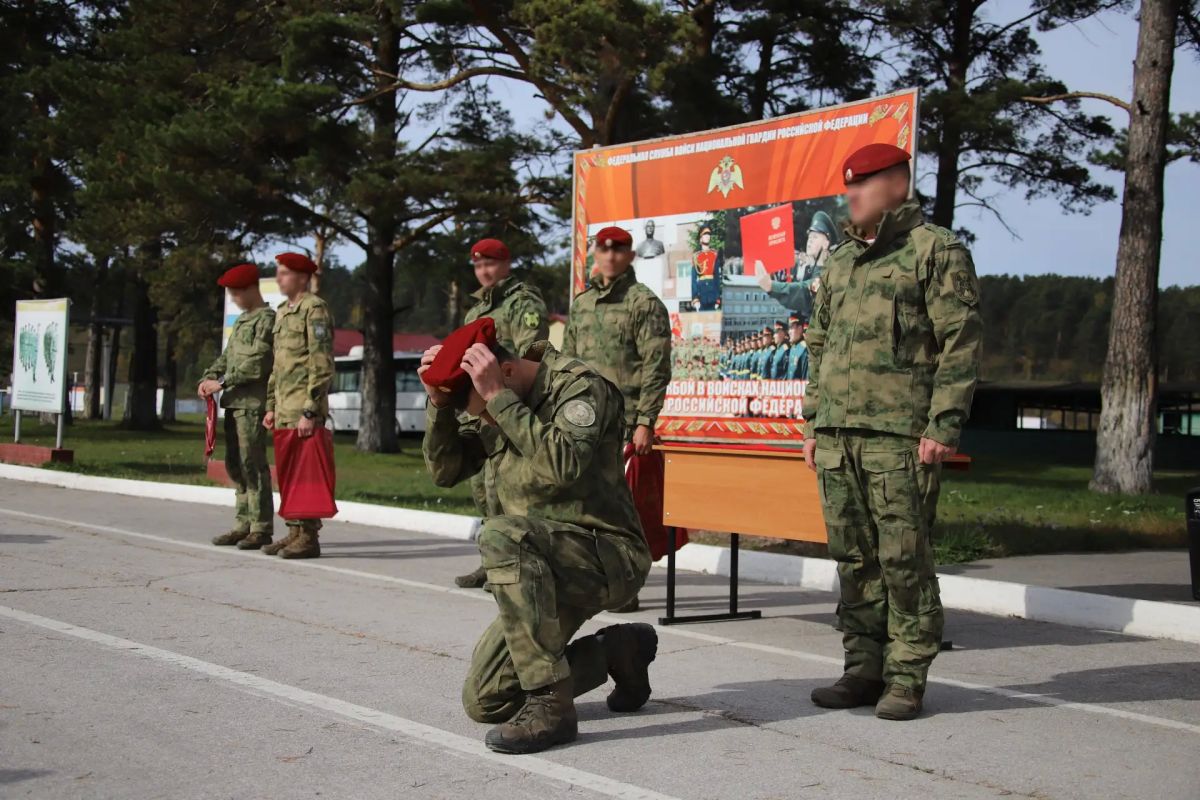 Военнослужащие спецподразделений Сибирского округа Росгвардии прошли испытания на право ношения крапового берета Военнослужащие спецподразделений Сибирского округа Росгвардии прошли испытания на право ношения крапового берета