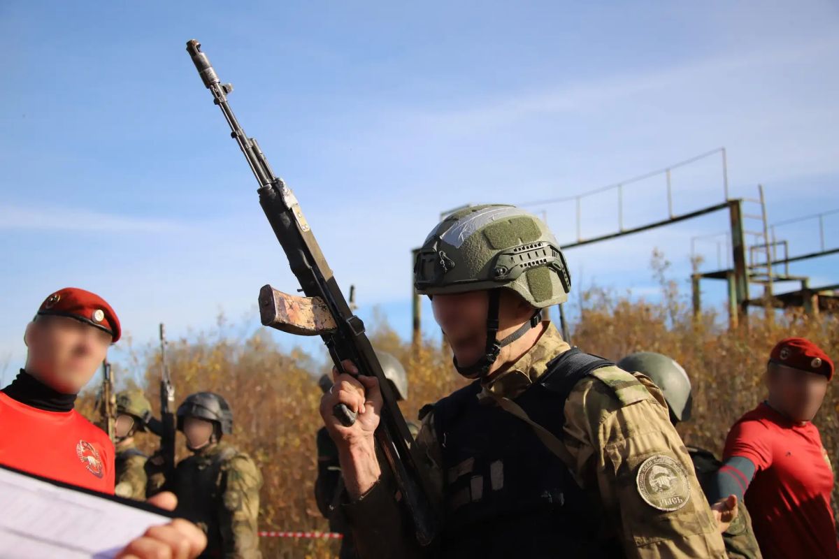Военнослужащие спецподразделений Сибирского округа Росгвардии прошли испытания на право ношения крапового берета Военнослужащие спецподразделений Сибирского округа Росгвардии прошли испытания на право ношения крапового берета