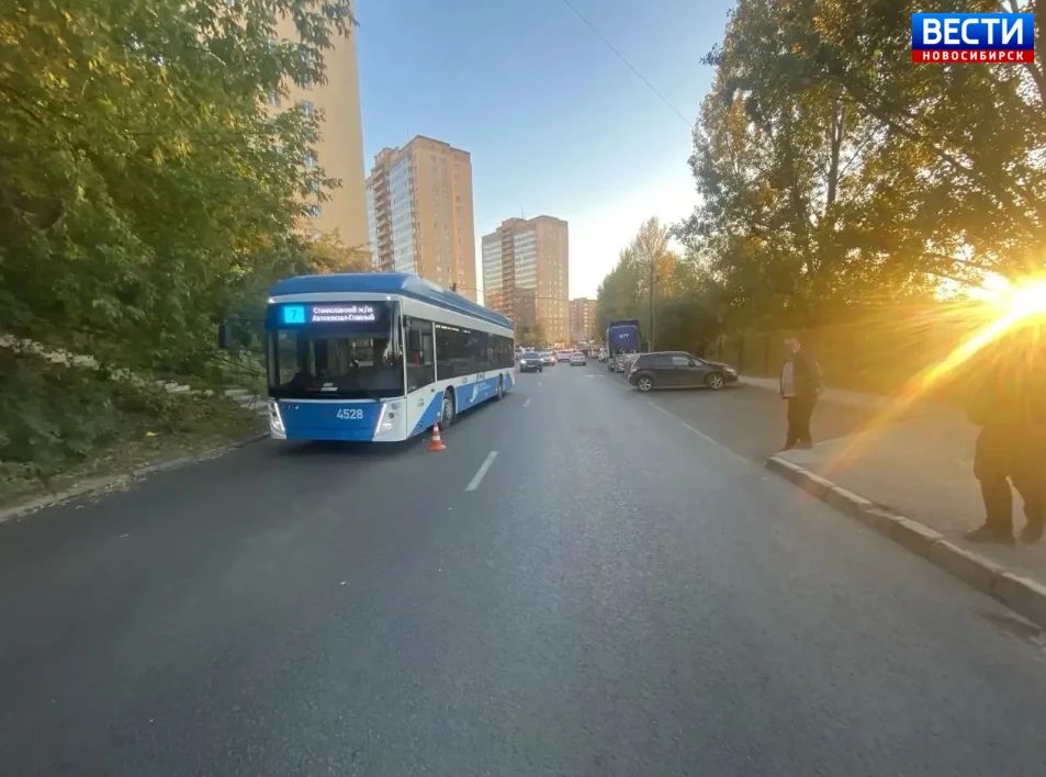 ДТП с троллейбусом. 1 октября вечером в Октябрьском районе Новосибирска произошло ДТП с двумя пострадавшими