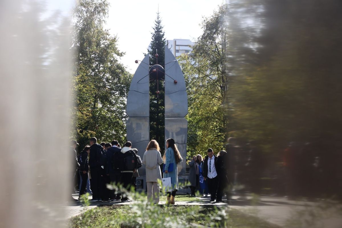 Монумент «Покорителям атома» у ДК Горького открыли после реставрации Монумент «Покорителям атома» у ДК Горького открыли после реставрации