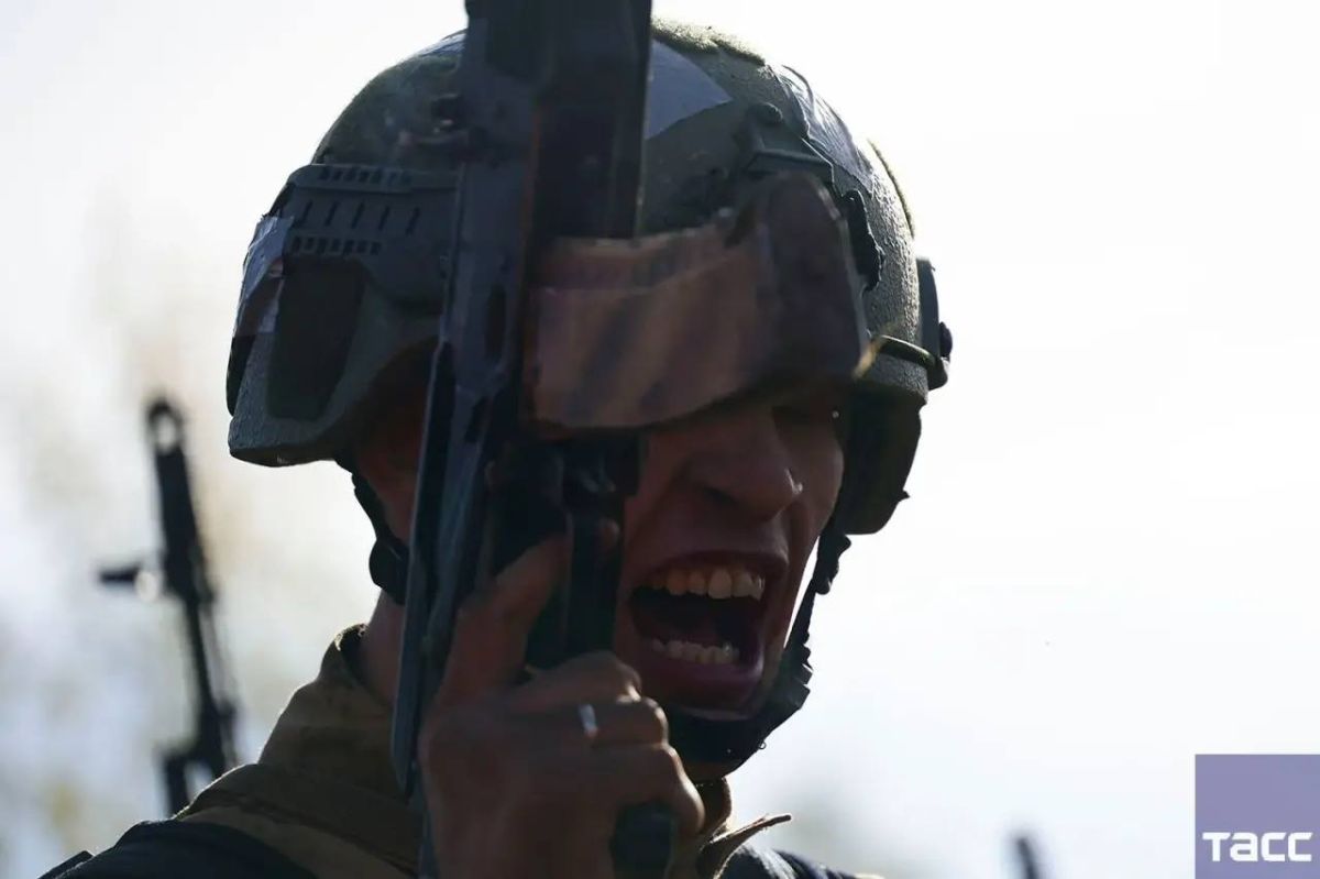 Военнослужащие спецподразделений Сибирского округа Росгвардии прошли испытания на право ношения крапового берета Военнослужащие спецподразделений Сибирского округа Росгвардии прошли испытания на право ношения крапового берета