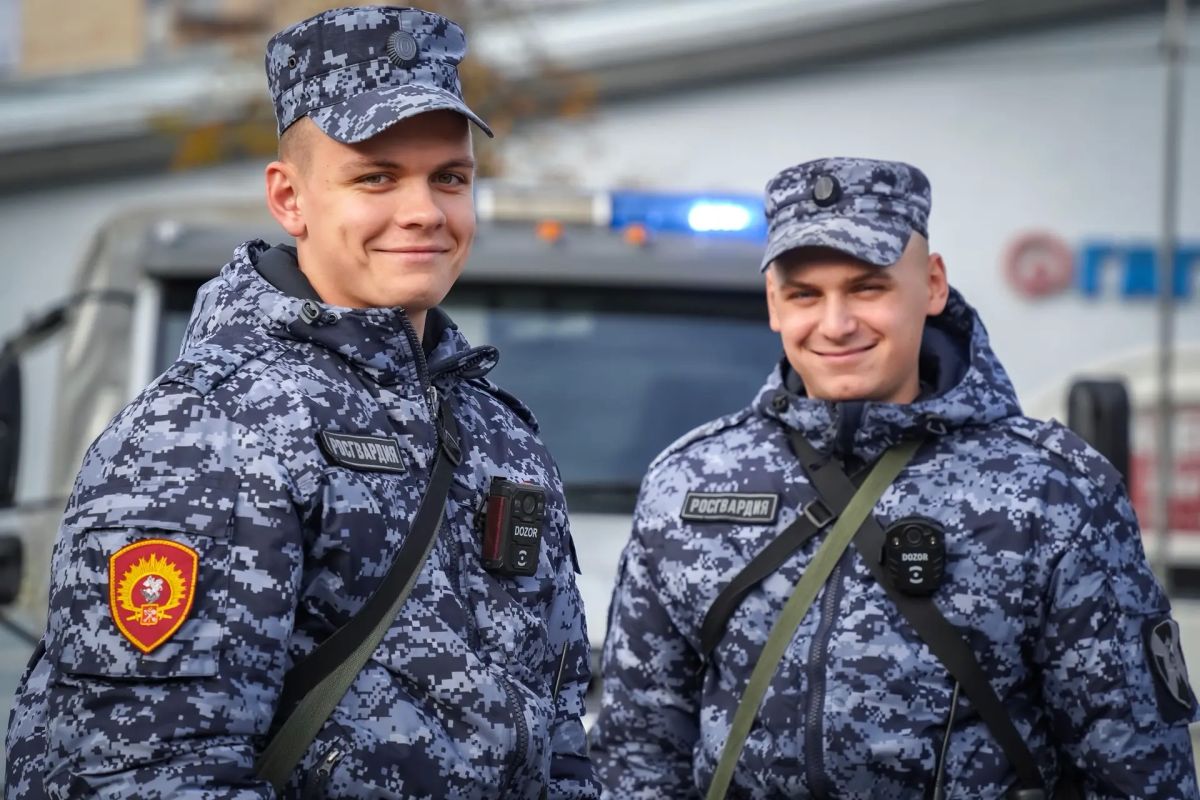 Сегодня на петербургском стадионе «СКА Арена» военнослужащие специального моторизованного Измайловского полка Северо-Западного округа Росгвардии и сотрудники ОМОН «Бастион» Росгвардии обеспечивают безопасность болельщиков... Сегодня на петербургском стадионе «СКА Арена» военнослужащие специального моторизованного Измайловского полка Северо-Западного округа Росгвардии и сотрудники ОМОН «Бастион» Росгвардии обеспечивают безопасность болельщиков...