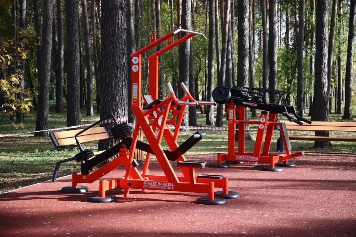 Силовой зал под открытым небом – в парке «Первомайский» открыли современную спортивную площадку