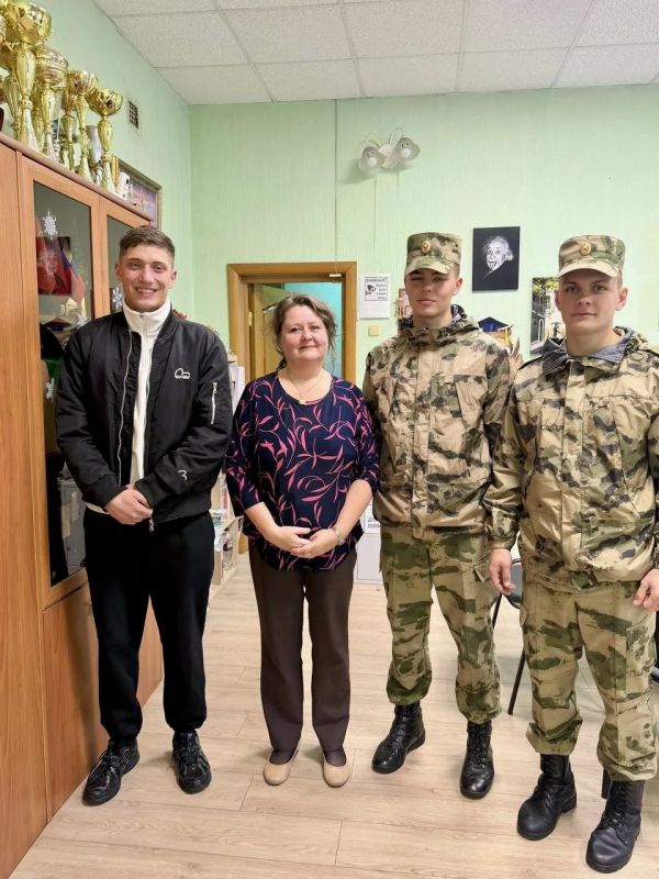 В Санкт-Петербурге своих учителей военнослужащие специального моторизованного Измайловского полка Северо-Западного округа Росгвардии поздравили с праздником - Днём учителя! В Санкт-Петербурге своих учителей военнослужащие специального моторизованного Измайловского полка Северо-Западного округа Росгвардии поздравили с праздником - Днём учителя!