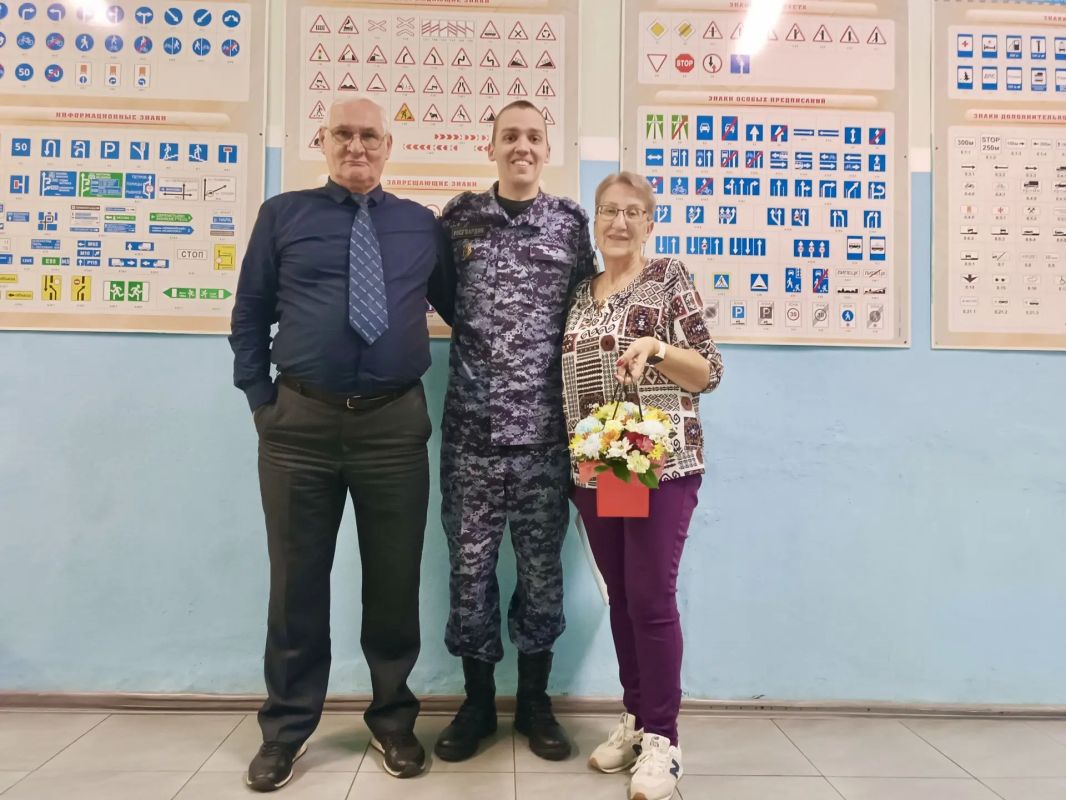 В Санкт-Петербурге своих учителей военнослужащие специального моторизованного Измайловского полка Северо-Западного округа Росгвардии поздравили с праздником - Днём учителя! В Санкт-Петербурге своих учителей военнослужащие специального моторизованного Измайловского полка Северо-Западного округа Росгвардии поздравили с праздником - Днём учителя!