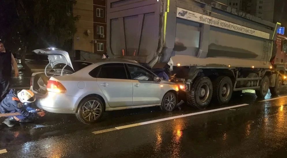 Легковушка залетела под самосвал в Новосибирске Легковушка залетела под самосвал в Новосибирске