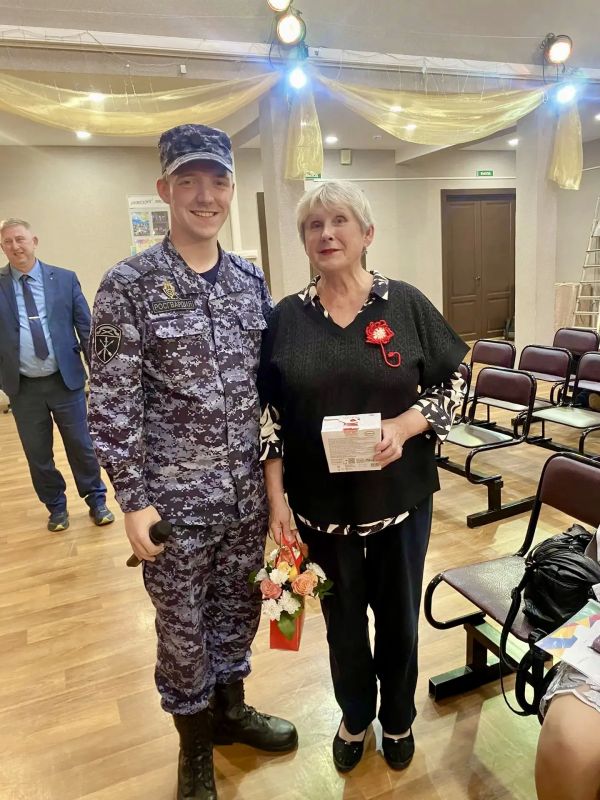 В Санкт-Петербурге своих учителей военнослужащие специального моторизованного Измайловского полка Северо-Западного округа Росгвардии поздравили с праздником - Днём учителя!