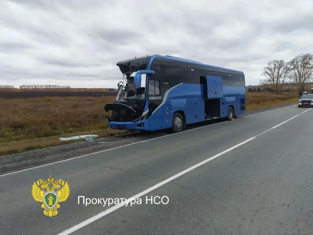 Грузовик столкнулся с рейсовым автобусом на трассе в Новосибирской области, сообщает Госавтоинспекция региона