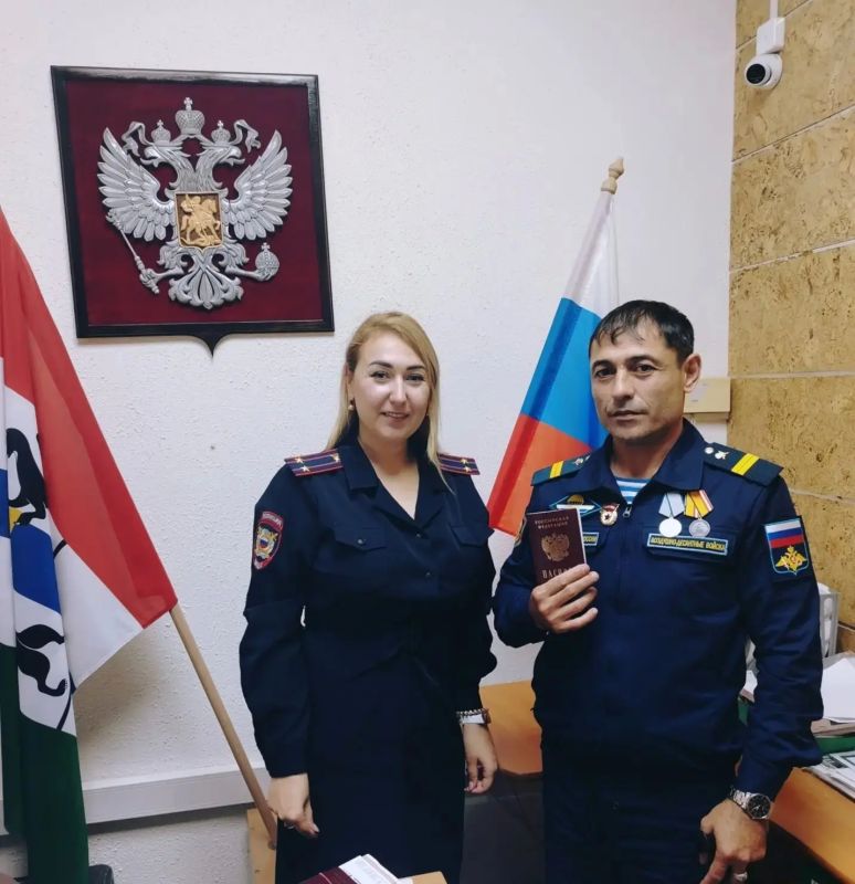 В Новосибирске участник СВО из числа иностранных граждан получил российское гражданство и паспорт
