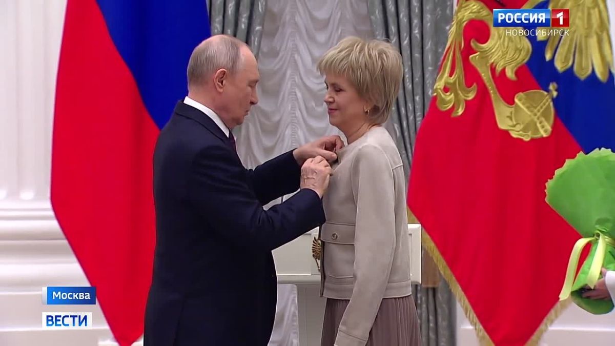 Награды из рук президента. В Екатерининском зале Кремля Владимир Путин вручил знаки отличия «За наставничество» сразу нескольким новосибирцам