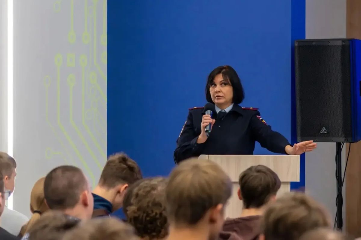 В Новосибирске сотрудник полиции провел для студентов профилактическое мероприятие по противодействию экстремизму и терроризму