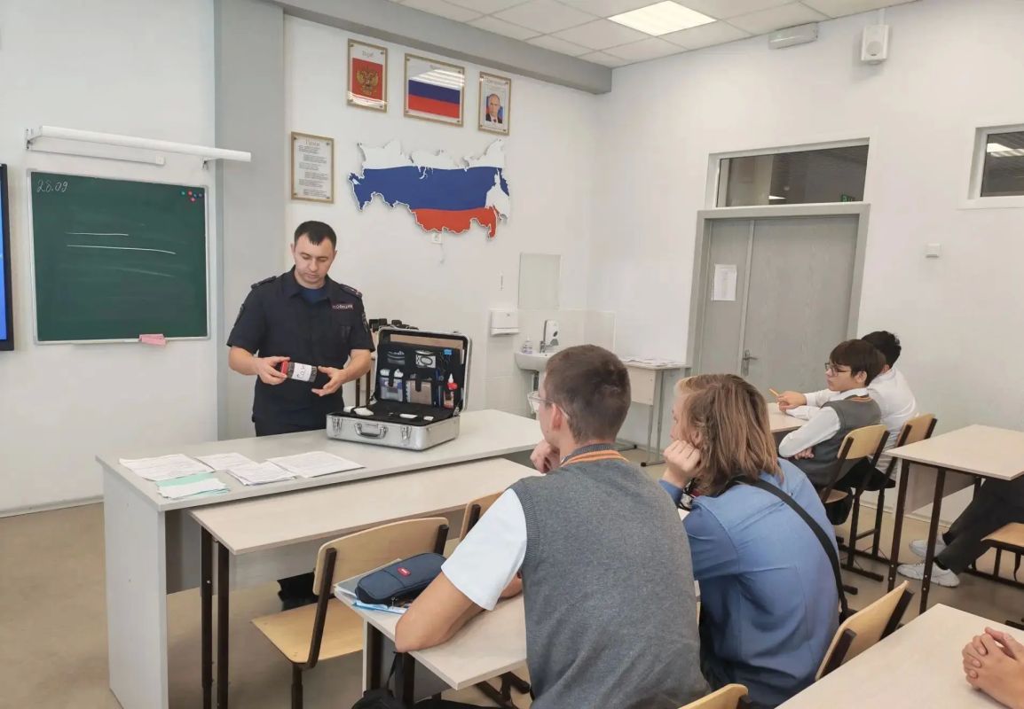 В Новосибирске в рамках «Единого дня профилактики» правоохранители провели масштабное мероприятие для школьников В Новосибирске в рамках «Единого дня профилактики» правоохранители провели масштабное мероприятие для школьников