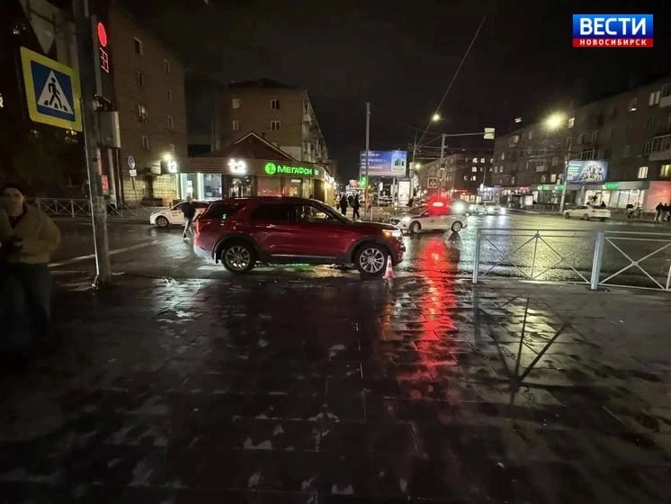 Пострадал подросток. В Ленинском районе Новосибирска автомобиль Ford Explorer сбил 16-летнего подростка, который переходил дорогу по регулируемому пешеходному переходу на красный сигнал светофора