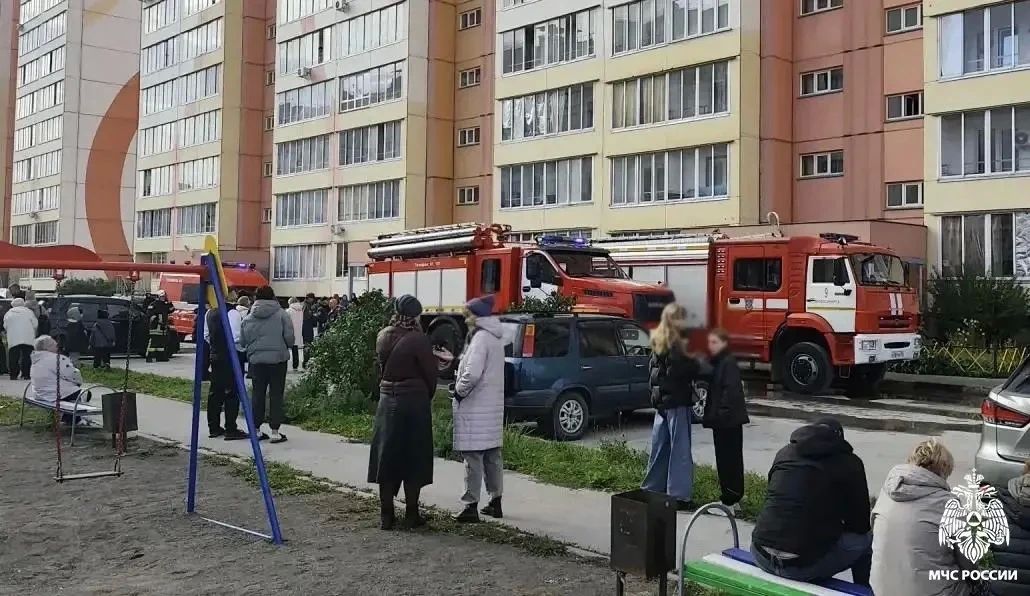 14 взрослых и одного малыша спасли пожарные из задымленного подъезда