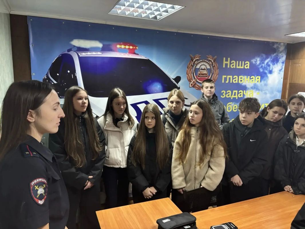 В Новосибирской области сотрудники полиции провели для школьников «День открытых дверей» В Новосибирской области сотрудники полиции провели для школьников «День открытых дверей»