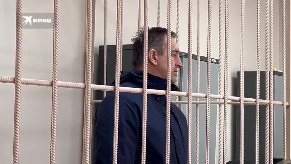 Сначала лишился должности, а теперь и свободы