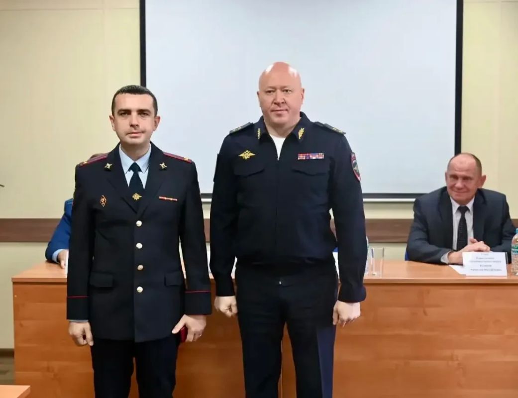 Начальник ГУ МВД России по Новосибирской области генерал-лейтенант полиции Андрей Кульков представил нового руководителя Межмуниципального отдела МВД России «Карасукский» Начальник ГУ МВД России по Новосибирской области генерал-лейтенант полиции Андрей Кульков представил нового руководителя Межмуниципального отдела МВД России «Карасукский»