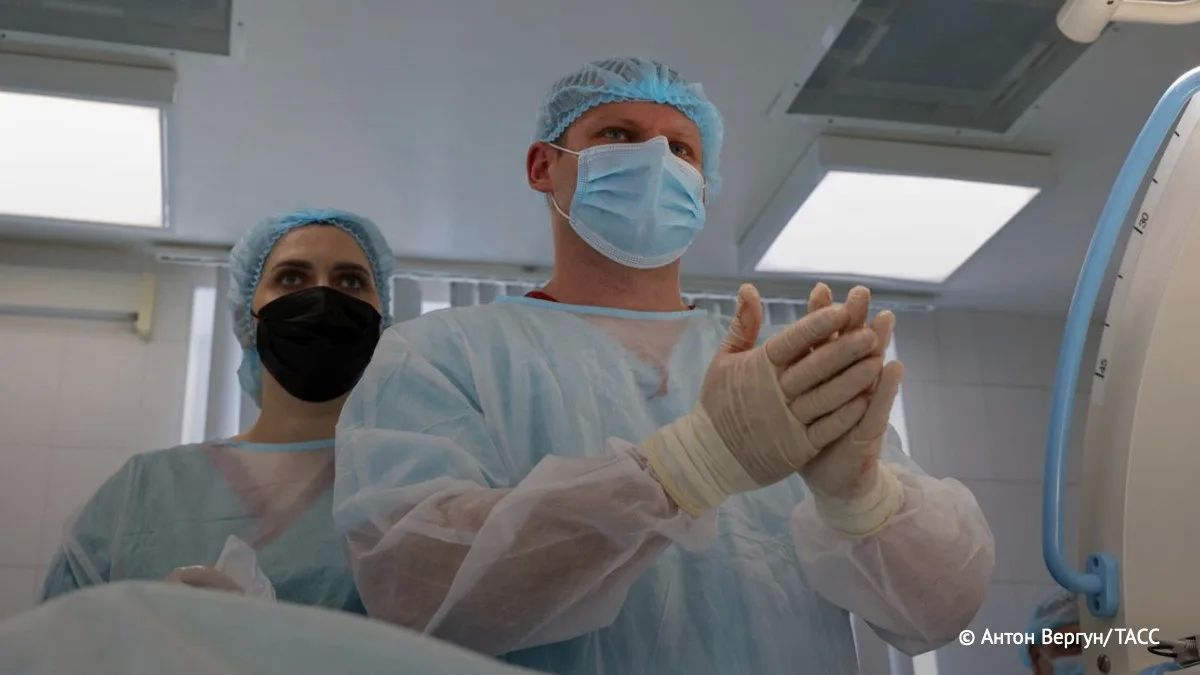 В Новосибирске врачи спасли "неоперабельного" 73-летнего пациента с критическим сужением главного клапана сердца и двумя кровоточащими злокачественными опухолями кишечника, сообщили в НМИЦ им. Мешалкина
