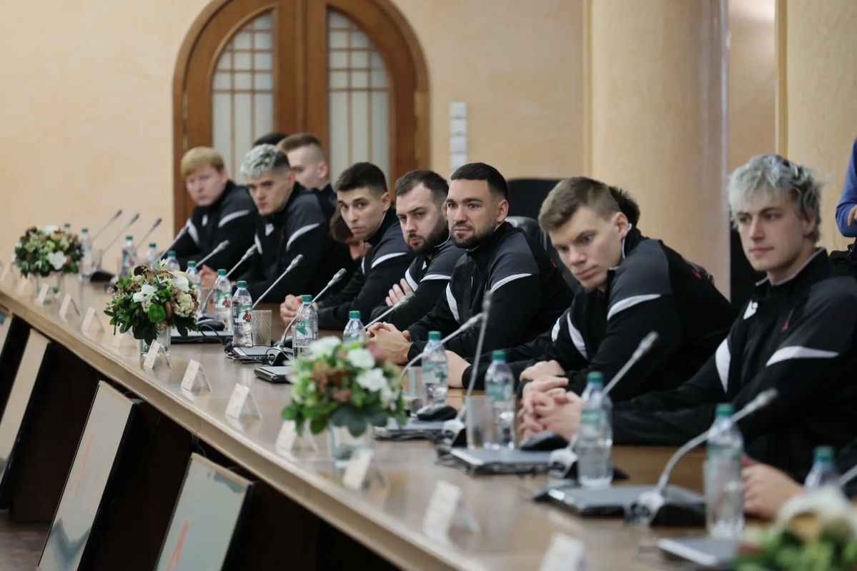 Андрей Травников: Принял участие в предсезонной встрече с руководством и коллективом волейбольного клуба «Локомотив-Новосибирск» и вручении клубных футболок новичкам: связующим Лучано Де Чекко и Егору Кречетову, доигровщикам... Андрей Травников: Принял участие в предсезонной встрече с руководством и коллективом волейбольного клуба «Локомотив-Новосибирск» и вручении клубных футболок новичкам: связующим Лучано Де Чекко и Егору Кречетову, доигровщикам...