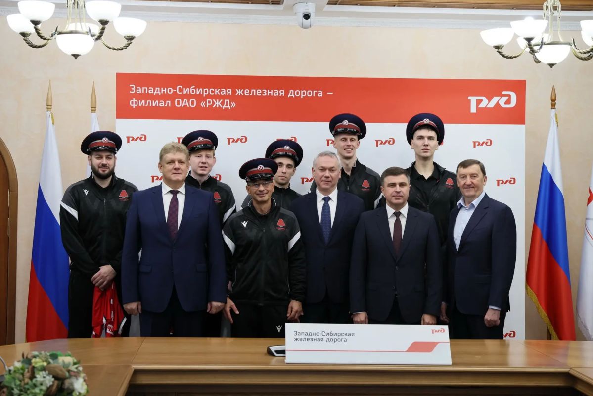 Андрей Травников: Принял участие в предсезонной встрече с руководством и коллективом волейбольного клуба «Локомотив-Новосибирск» и вручении клубных футболок новичкам: связующим Лучано Де Чекко и Егору Кречетову, доигровщикам... Андрей Травников: Принял участие в предсезонной встрече с руководством и коллективом волейбольного клуба «Локомотив-Новосибирск» и вручении клубных футболок новичкам: связующим Лучано Де Чекко и Егору Кречетову, доигровщикам...