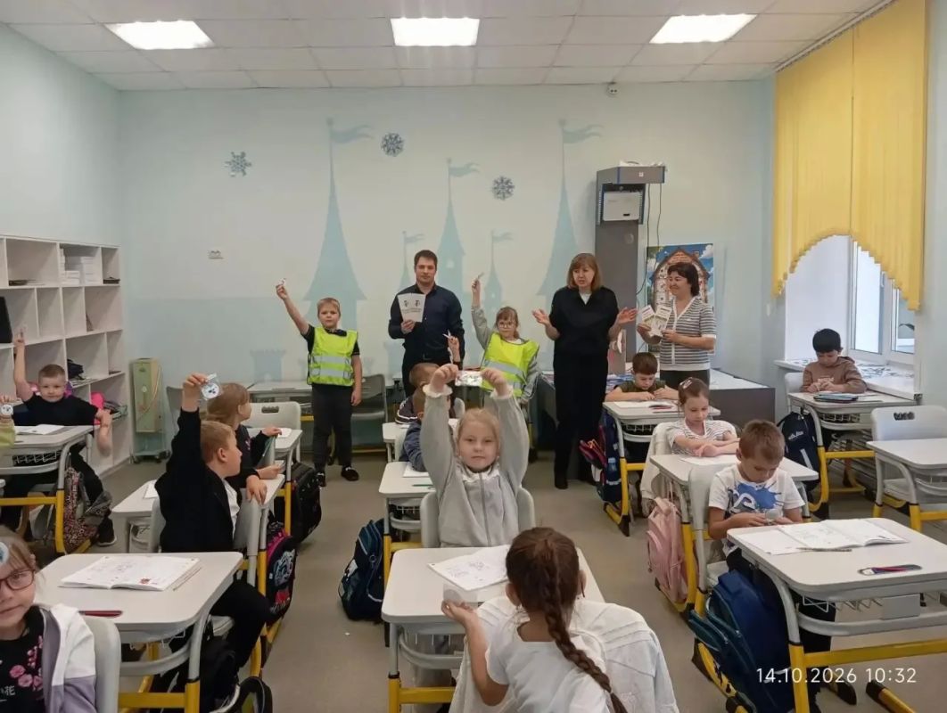 В Новосибирской области полицейские напомнили школьникам о правилах безопасности дорожного движения В Новосибирской области полицейские напомнили школьникам о правилах безопасности дорожного движения