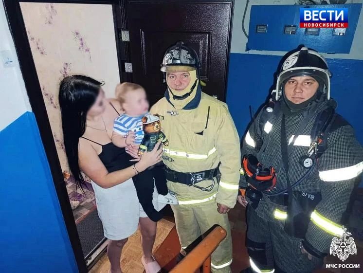 Спасли годовалого малыша. В Каргате на улице Коммунистической годовалый ребёнок остался один в квартире — дверь захлопнулась, и мать не смогла её открыть