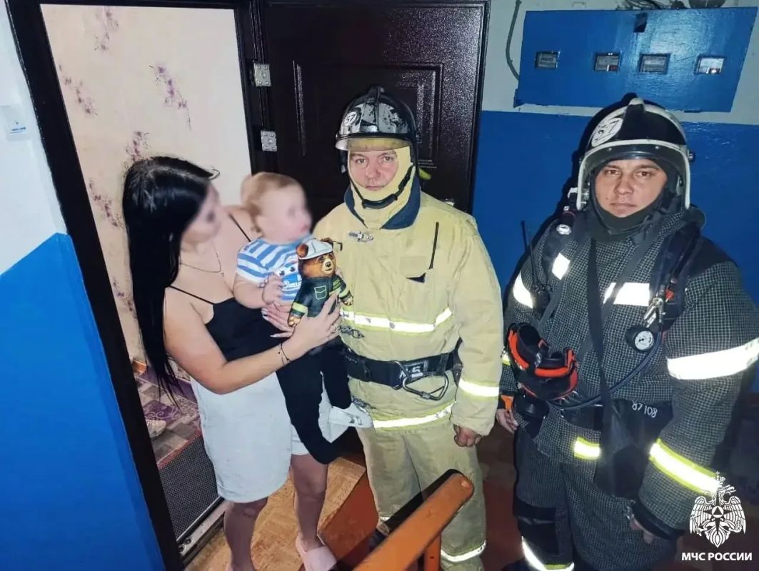 Пожарные спасли годовалого малыша из закрытой квартиры в Каргате
