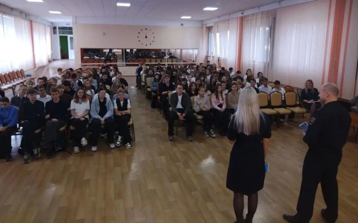В Новосибирской области полицейские провели профориентационное мероприятие для выпускников учебного учреждения В Новосибирской области полицейские провели профориентационное мероприятие для выпускников учебного учреждения