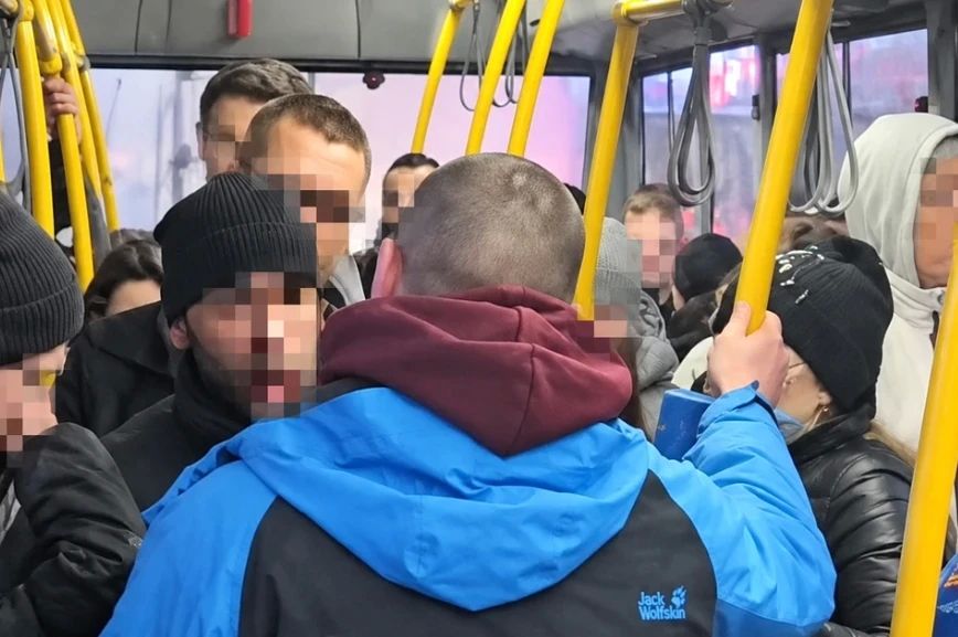 «Они не боятся никого»: дебоширы, устраивающие скандалы в новосибирских троллейбусах, орудуют уже шесть лет
