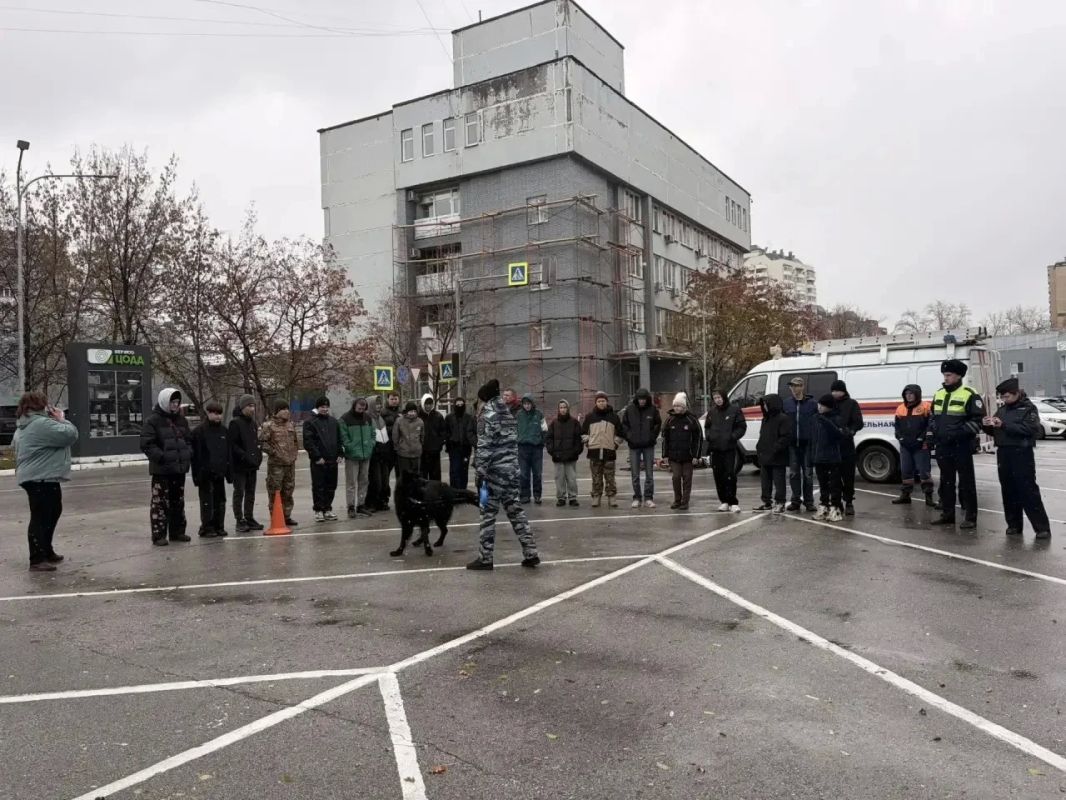 Сотрудники Госавтоинспекции провели познавательное мероприятие для воспитанников Центра «Ориентир» Сотрудники Госавтоинспекции провели познавательное мероприятие для воспитанников Центра «Ориентир»