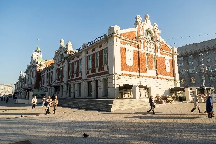 Афишные тумбы за 3 миллиона прикроют секретный ход в Краеведческий музей