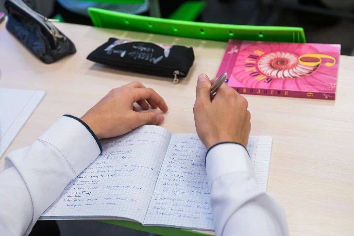 В Новосибирске учитель физики обманул школьницу на полмиллиона ради казино