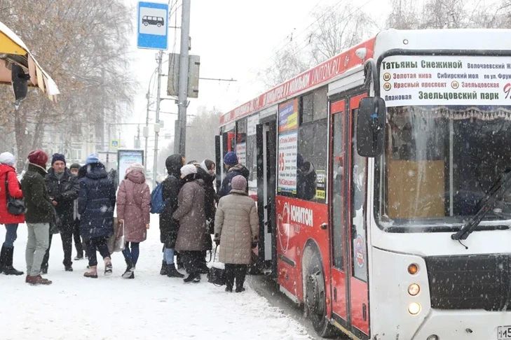 Пробки и давка в транспорте выводят новосибирцев из себя по дороге на работу