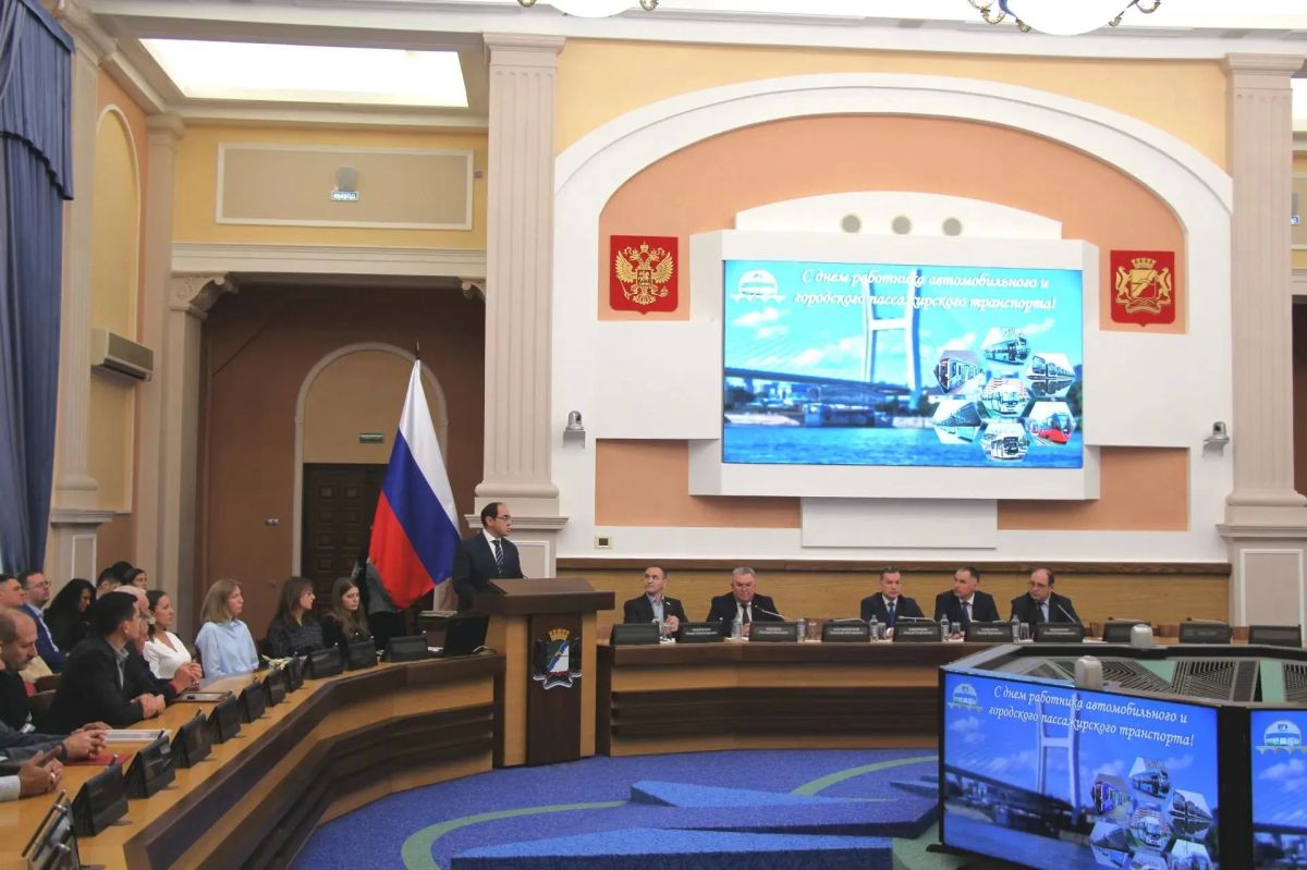 Министр Анатолий Костылевский поздравил работников городского пассажирского транспорта Министр Анатолий Костылевский поздравил работников городского пассажирского транспорта